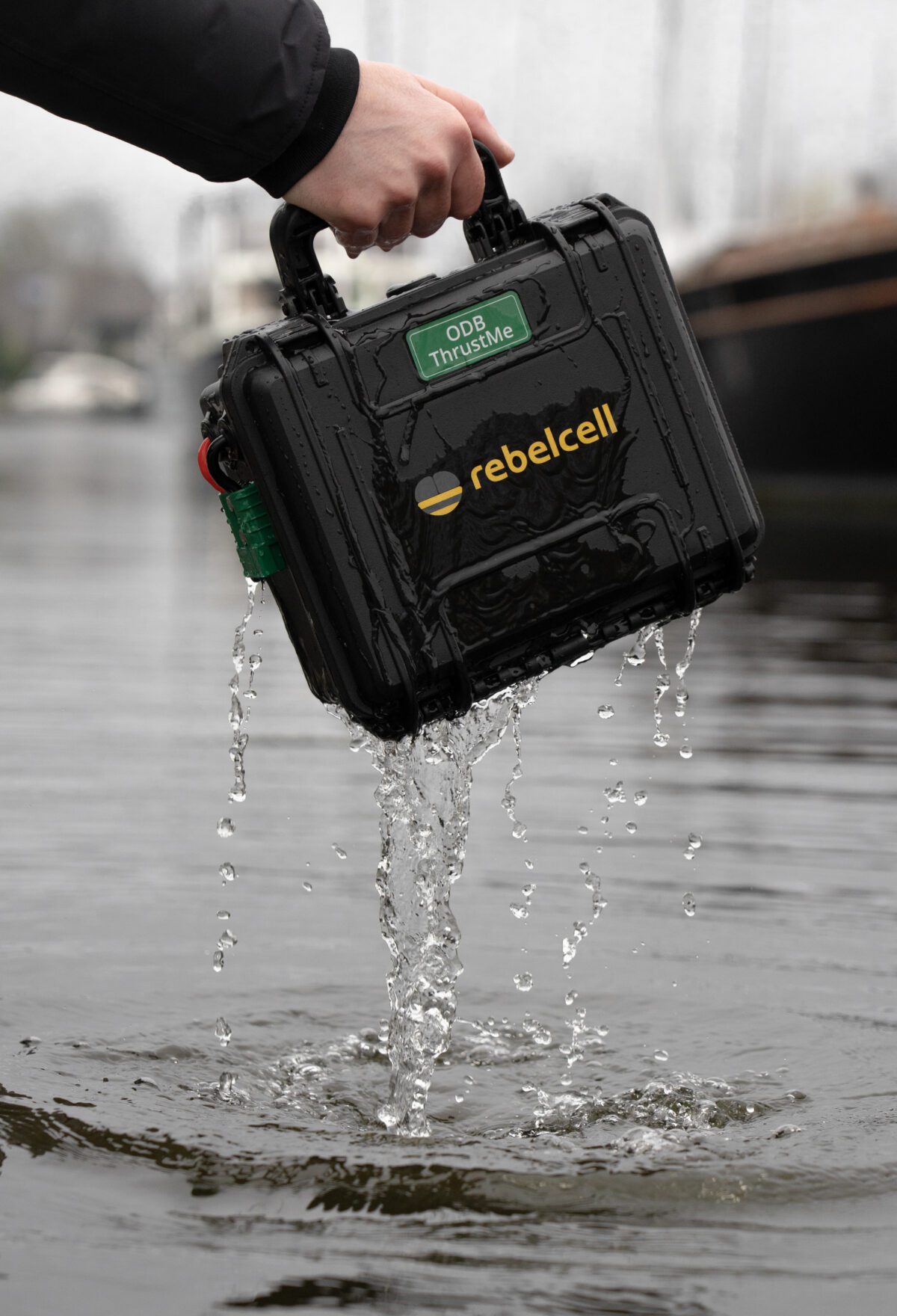 Outdoorbox ThrustMe in water
